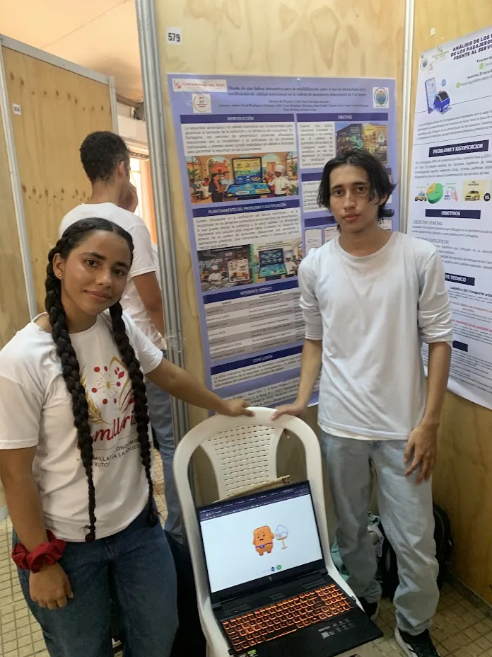 Presentación de un proyecto junto al póster y la demo en el portátil