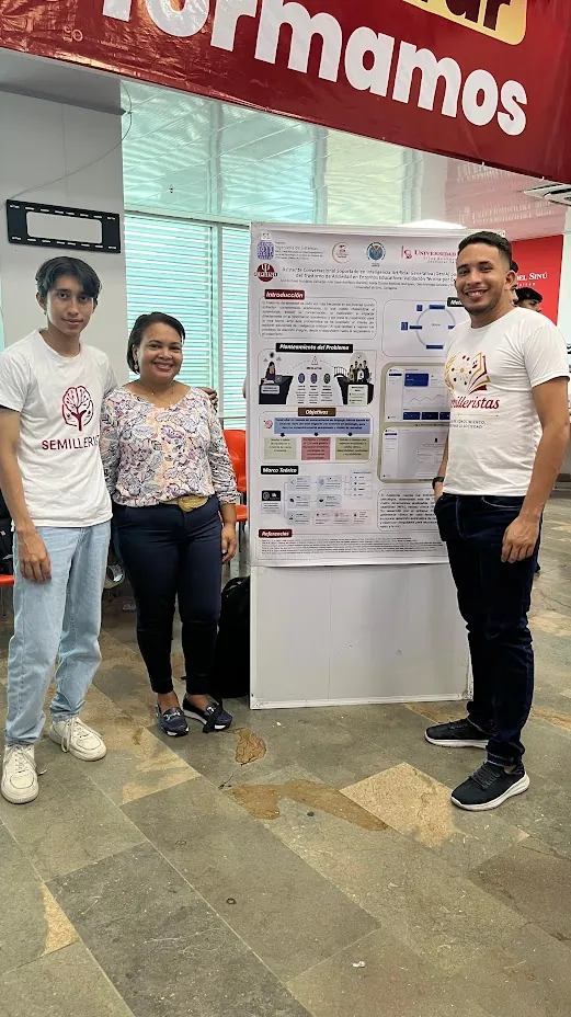Tres personas junto al póster de un proyecto en un evento